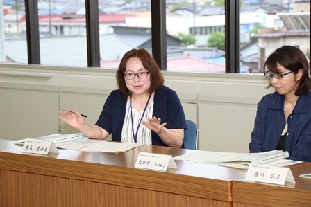 参加者の女性が、身振りを交えて発言をしている写真