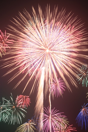 色とりどりの花火が夜空に打ちあがっている写真