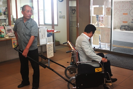 万能車いすに乗っている市長の後ろ姿の写真