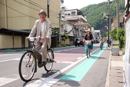 自転車に乗ってポタリングを楽しむ人たちの写真