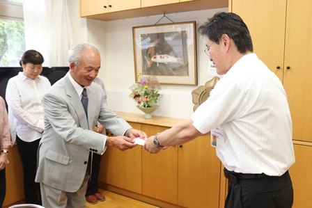宮入さんから収益金の寄付が行われている写真