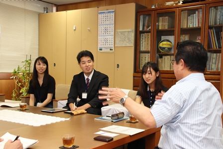 机の前のソファに座り市長と一緒に話し合いをしている女性2名と男性1名の写真