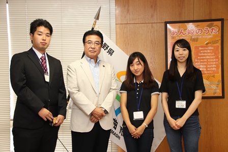 市長と一緒に映っている学生・院生の女性2名と男性1名の写真