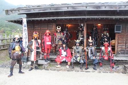 戦国時代の甲冑を身に着けた人たちが一軒家の縁側に集合している写真