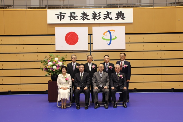 体育館で市長表彰式典が行われた際の記念写真