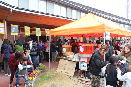 秋祭りでにぎわうあかね北保育園の園庭