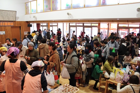 秋祭りでにぎわうあかね北保育園の室内