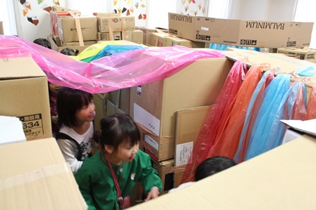 ダンボール迷路で楽しむ子供たちの様子
