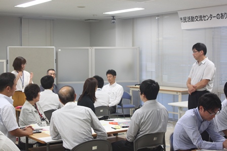 市の職員が集まり会議をしている様子の写真