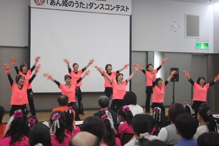 笑顔で楽しそうにダンスを披露するダンスチームの写真