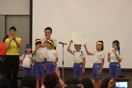 ダンスコンテストで最優秀賞に輝いた小学生チームの表彰の写真