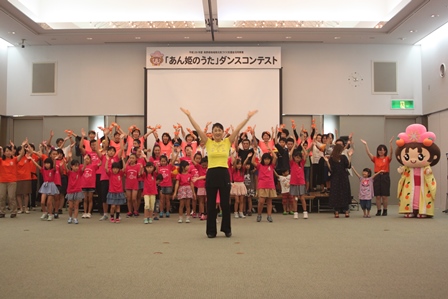 ダンスコンテストの締めくくりにみんなで一緒のダンスを踊る人たちの写真