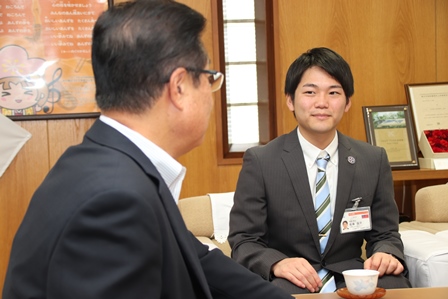 国際協力機構(JICA)の青年海外協力隊として、サモアに派遣される獣医師の佐藤良平さん(小島)が市長の話を聞いている写真