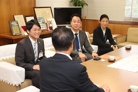 国際協力機構(JICA)の青年海外協力隊として、サモアに派遣される獣医師の佐藤良平さん(小島)とその他大人2名と市長が楽しそうに話をしている写真