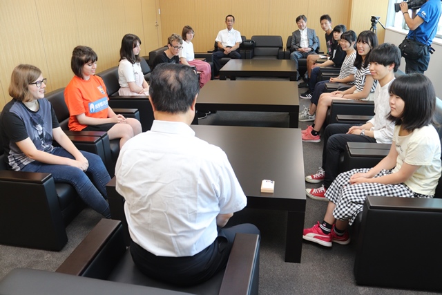 室内で着席して留学生たちと会話する市長の写真