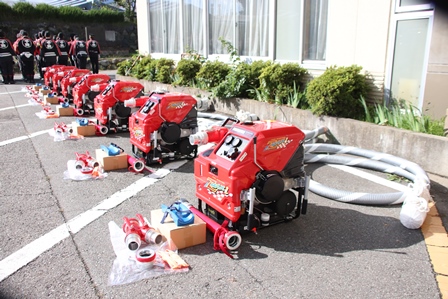 小型動力消防ポンプが横に並んでいる写真