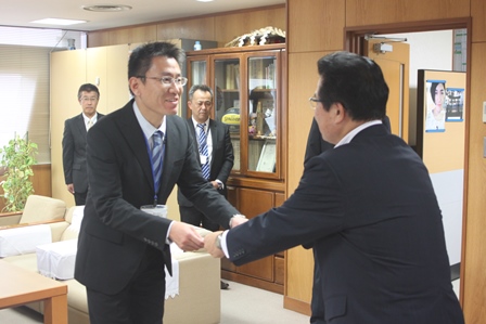 地域おこし協力隊員の男性が市長から激励の言葉をかけてもらっている写真