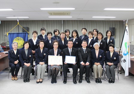 国際ソロプチミスト千曲の人たちと市長の集合写真
