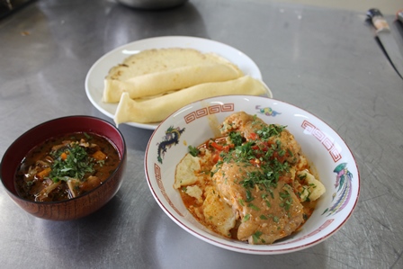 お皿やお椀に盛り付けられた美味しそうなハンガリー料理の写真