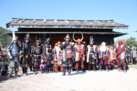 荒砥城まつりで戦国時代の甲冑を身に着けた人たちの集合写真