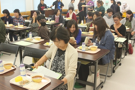 学校の給食を試食する大人たちの写真