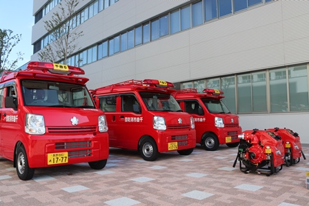 小型ポンプと消防車が並んでいる写真