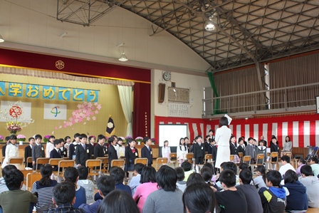 小学校の体育館で行われている入学式の写真