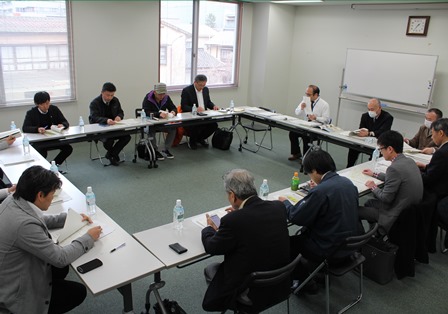 市の関係者が長机を四角く並べて会議をしている様子