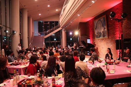 広いホールで各々テーブルに着席し、イベントを楽しんでいる参加者たちの写真