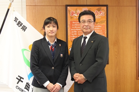 市長と一緒に写っているスーツを着たスケルトン選手の女性の写真