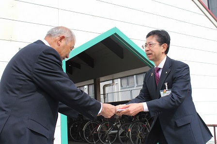 会長が市長に目録を手渡す瞬間の写真
