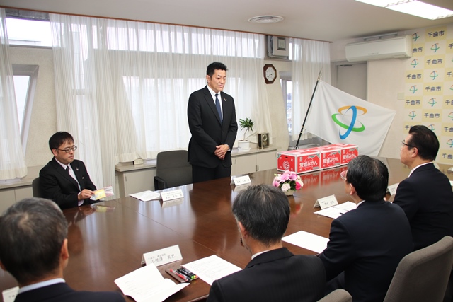 会議室で代表の男性が市長達に感謝の言葉を伝えている写真