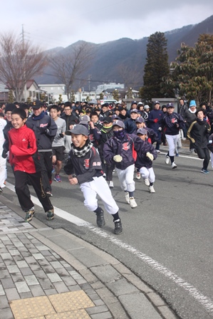 野球部のユニフォームを着て楽しそうに走っている少年たちの写真