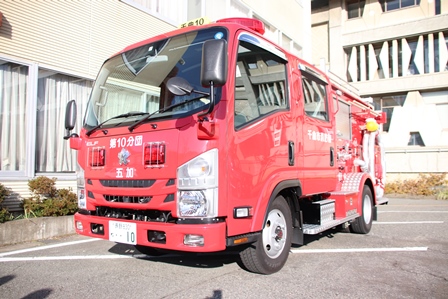 晴れた日の下の消防車の写真