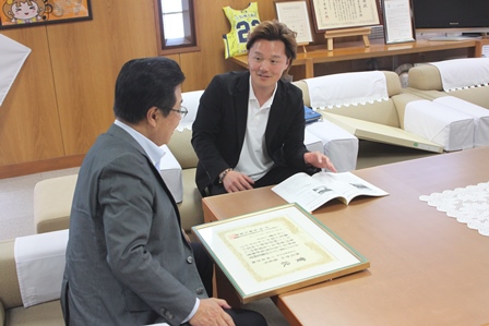 会社職員と話をする市長の写真