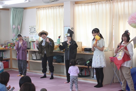 子供たちの前で一寸法師の寸劇をする先生たちの写真