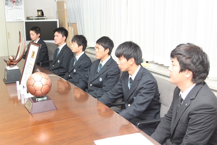 緊張した面持ちで会議室のテーブルに座る男子高校生6人
