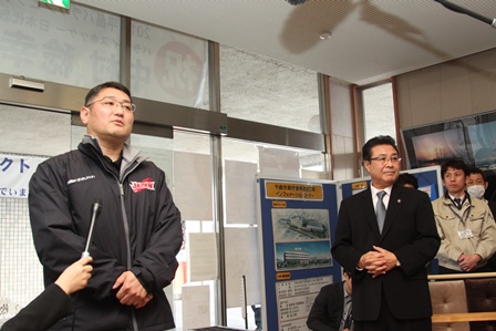 市長とマイクを向けられている黒いウェア姿の中村選手