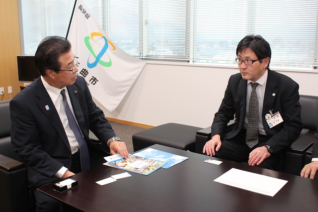 市長と久間さんが椅子に座ってお話している写真