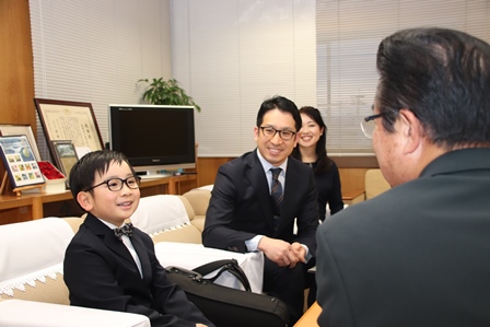 市長と小出くんが笑顔でお話している写真