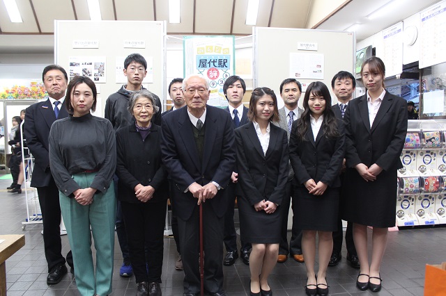 受賞者たちが2列に並んで笑顔で記念撮影をしている写真