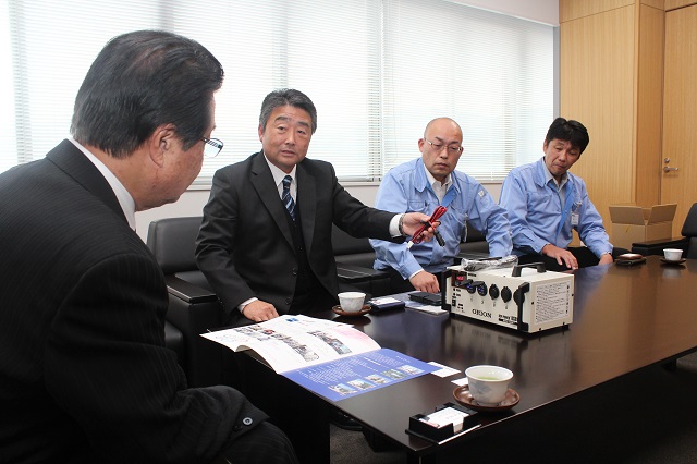 市長とオリオンオートクラフトのみなさんが座ってお話している写真