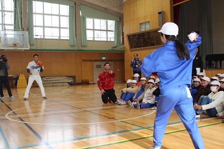 根尾選手と一緒に体育館で投球練習をしている生徒の写真