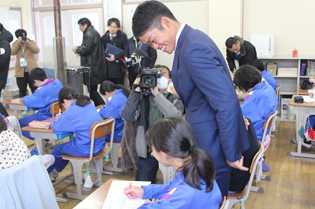 根尾選手が教室内で授業の様子を見学している写真