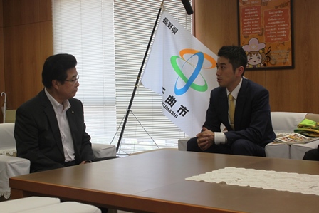 座って話をする市長とチーム関係者の写真