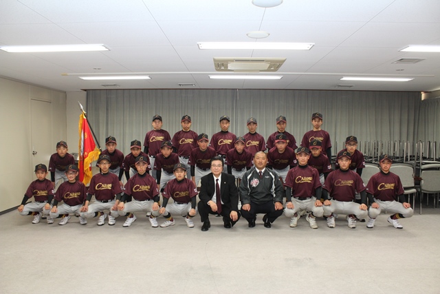 市長とユニフォームを着た千曲ボーイズのみなさんが並んで記念撮影をしている写真