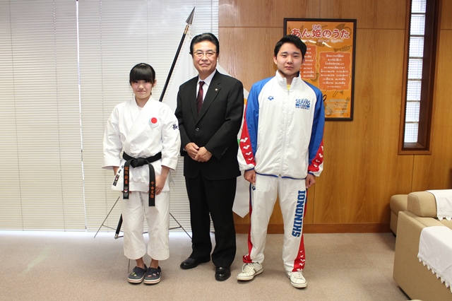 市長と横山くん、堀内さんが並んで記念撮影をしている写真