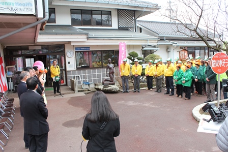 会館前で行われている祭りの開会式、マスコットキャラクターやスタッフ、関係者が出席している写真