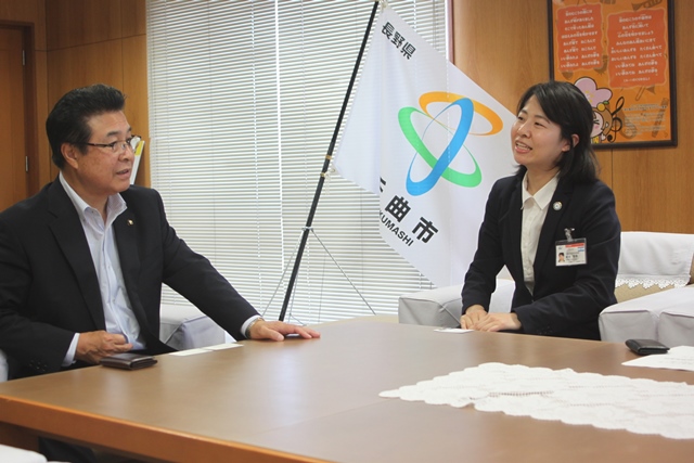 ソファに座り談話する岡田市長と城谷啓美さんの写真