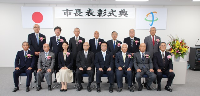 受賞者の皆さんが2列に並んで記念撮影をしている写真